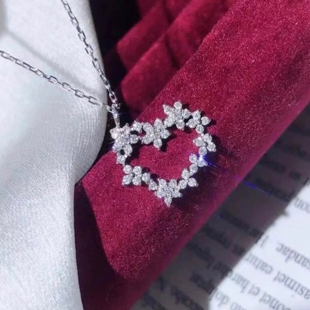 - 💖Beautiful Sparkling Heart Shaped Zircon Floral Cluster Silver Necklace